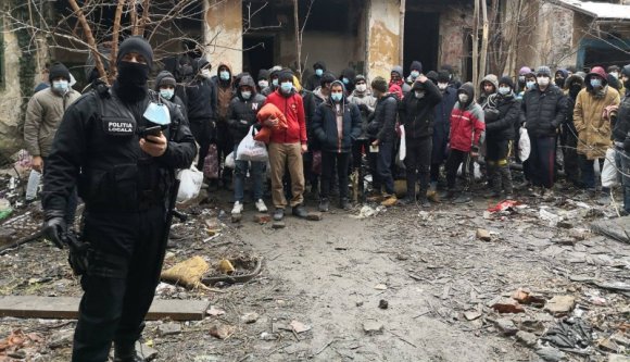 Épületfoglaló migránsokat pakoltak ki Temesváron, akik parkettával tüzeltek az „otthonukban”