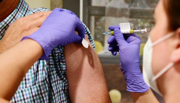 Rengeteg embert lehetne egy nap alatt beoltani az országban, ha lenne elég oltás, de nincs, és senkit sem engednek előre a sorba