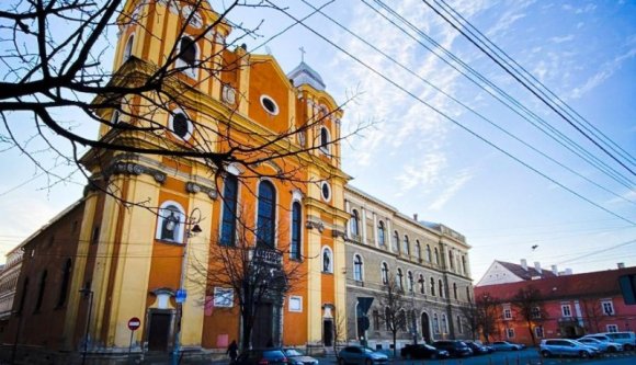 Megomlott a kolozsvári piarista templom homlokzata, a vakolat az autókra hullott