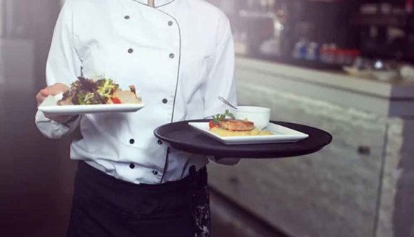 Nyakig ülnek a slamasztikában a vendéglátósok, de nem teszik kötelezővé az oltást az alkalmazottaknak