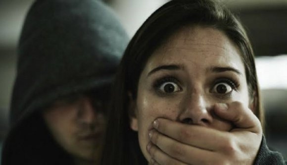 Egy kolozsvári buszmegállóból próbáltak meg elrabolni egy lányt – a tettesek már őrizetben vannak (VIDEÓval)