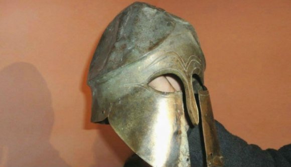 Százezer eurós jutalom helyett bűnvádi eljárást kapott a nyakába egy férfi, aki értékes ókori sisakot talált