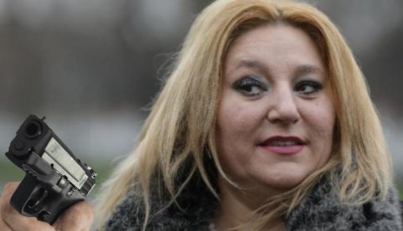 Fegyvert ragadna az AUR üdvöskéje, mert attól tart, el akarják tenni láb alól