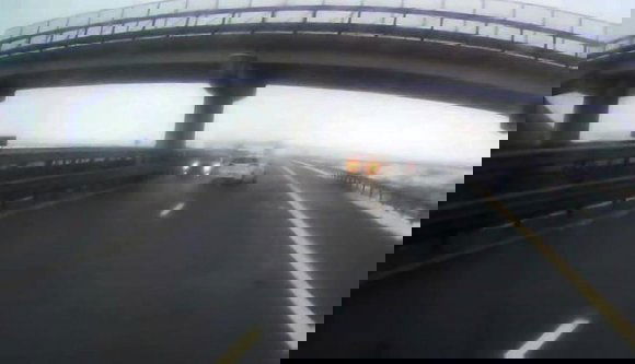 Ész megáll: elnézte az autópálya-lehajtót, megfordult, a forgalommal szemben száguldott – végül persze csattant (VIDEÓval)