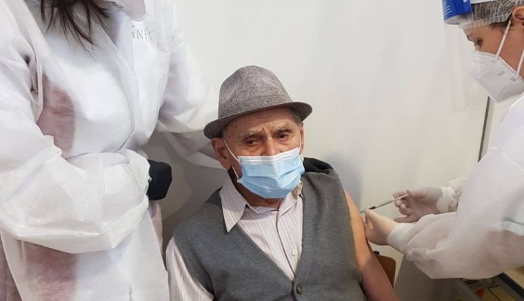 Egy 105 éves egykori zenetanár is megkapta a koronaoltás első adagját hétfőn