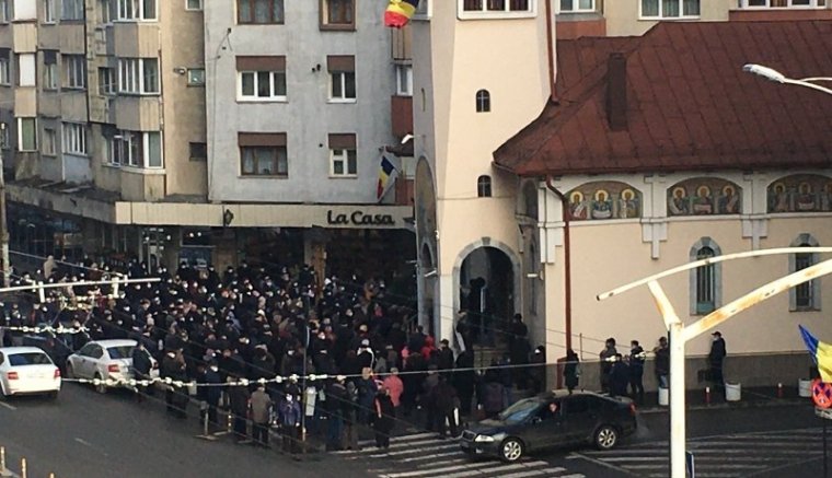 Ortodox vízkeresztkor megáll az idő, nem érvényesek a járványszabályok, nem fertőz a vírus
