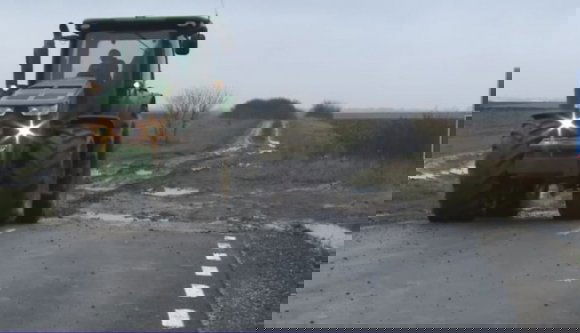 A mező közepén ér véget egy frissen felújított autóút