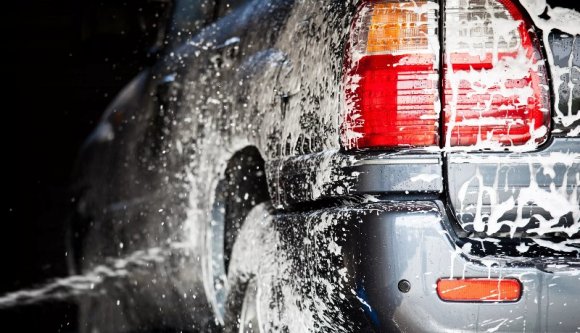 Hány rendőr kell egy szolgálati autó lemosásához? (VIDEÓval)