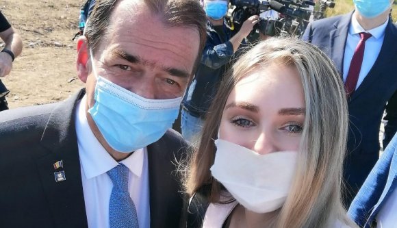 És akkor egy hoszteszcégvezető influenszer már nem lehet póttag egy kórházi vezetőtanácsban sem?