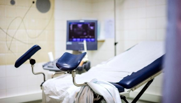 Nem csak megverte, meg is lopta pácienseit egy piteşti-i nőgyógyász