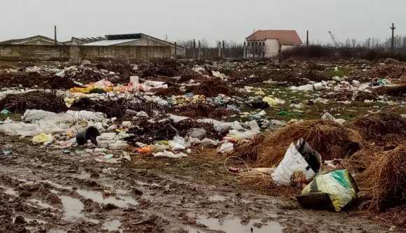 Így kell tönkretenni több hektár termőföldet és folyót szennyezni egy illegális szemétteleppel
