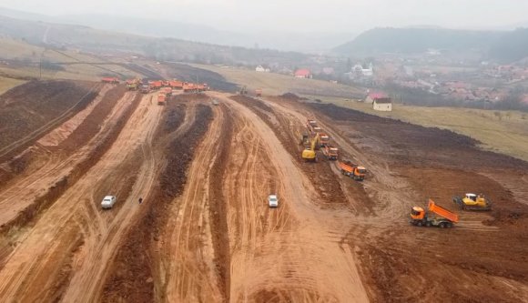 Kínai munkatempóban dolgozik a román autópálya-építő Kolozsvár északnyugati szomszédságában (VIDEÓval)