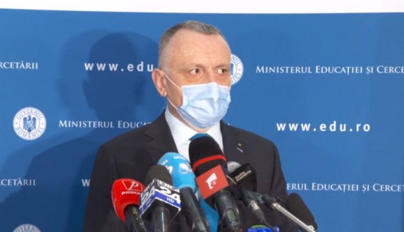 Az oktatási miniszter szerint a több száz fertőzés ellenére nincs gond az iskolákban