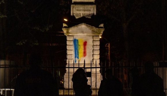 „Erre a kommentem Made In Romania !!! ENNYI” – lemázolták a vásárhelyi Székely vértanúk emlékművet