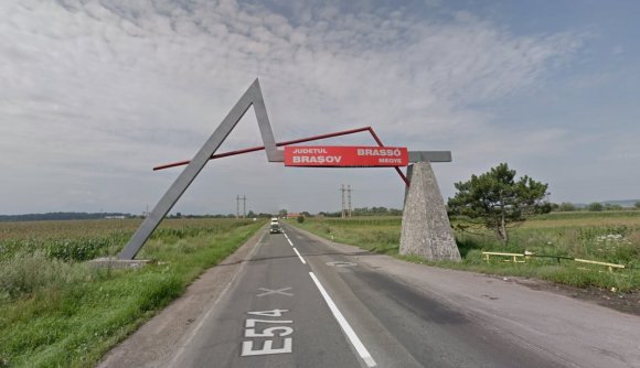 Dan Tanasă sírhat, mint egy kamaszlány: mégis marad a kétnyelvű tábla Brassó és Kovászna megye határában