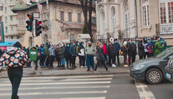 Ingyen burgert hirdetett egy gyorsétterem, a csendőrségnek kellett oszlatnia a tömeget (VIDEÓval)