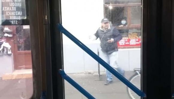 Továbbra is él egy szép buszsofőr-hagyomány: álljunk meg bárhol vásárolni, s az utasok csak várjanak (VIDEÓval)