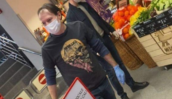 Halálfejes Metallica-pólóban vásárolgatott a miniszterelnök (FOTÓ)