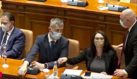 Ha egy vezető politikus szemüvege leesik a földre, hívnak valakit, hogy felvegye neki (VIDEÓval)