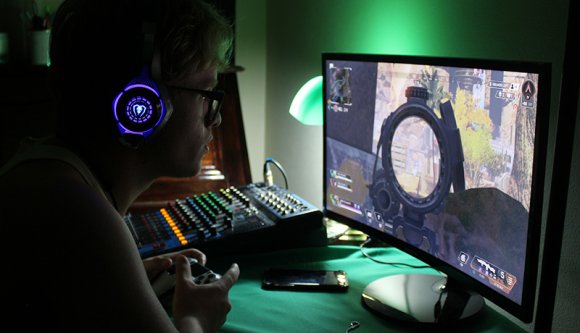 Durva gémer-fülhallgatókat vásárolt az önkormányzat az otthonról dolgozó hivatalnokoknak