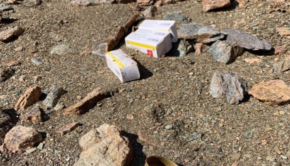 Megáll az ész: valakik teleszórták lejárt gyógyszerekkel a Tárnica-tavat