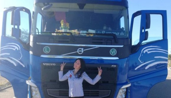 Ez is milyen már: saját honfitársa lopta ki az üzemanyagot egy román kamionsofőrnő járművéből egy külföldi parkolóban