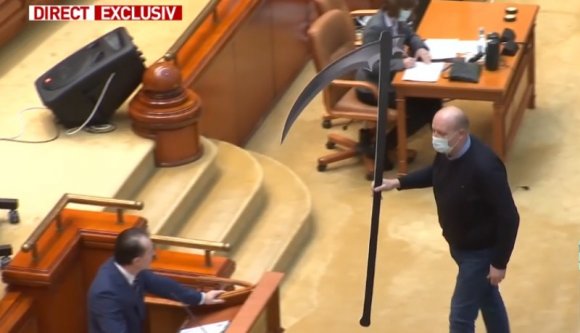 Parlamenti nívó: kaszával ajándékozták meg a beszédet tartó miniszterelnököt (VIDEÓval)