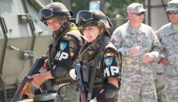 De jó: a védelmi minisztérium a katonai rendészettel veretne némi jó modort és engedelmességet a civilekbe