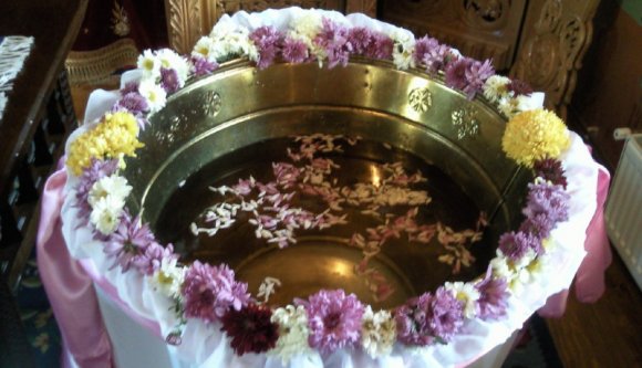 Rettenet: sikerült megölnie egy ortodox papnak egy csecsemőt keresztelés közben