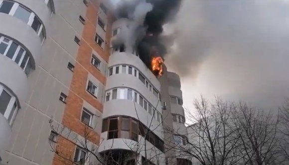 Se matrac, se létra: egy nő a tűzoltók szeme láttára zuhant ki az égő lakása erkélyéről (VIDEÓval)