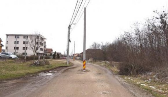 Eddig csak az aszfalt hiánya miatt volt gond egy váradi utcával, de most már villanyoszlopokat is állítottak a közepébe