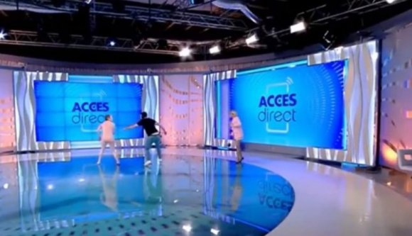 Na, ilyen még tényleg nem volt: meztelen nő támadt egy téglával a műsorvezetőre az Antena1 élő adásában (VIDEÓval)