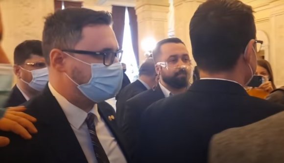 Honatyák egymás között: „Takarodj innen, te tetű, nem hallod?” (VIDEÓval)