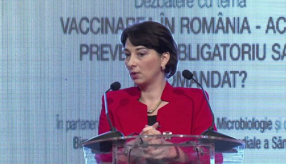 Ezért nem lehet kirúgni a minisztériumi tisztviselőt, aki miatt késett az oltópontok személyzetének bére