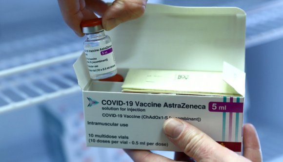 A kutyának se kell az AstraZeneca oltása, mégis az eddigi legnagyobb szállítmány érkezik belőle Romániába