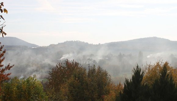 Úgy gondolta, összegereblyézi a száraz avart a kertből, és elégeti? Ne tegye, mert berúgja az ajtaját a gárda!