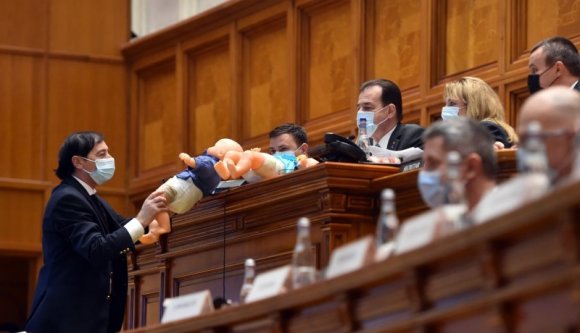 A kasza után jönnek a (plenáris)gyilkos babák a román parlamentben (VIDEÓval)