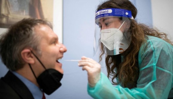 Így fog zajlani az antigén gyorstesztelés a gyógyszertárakban