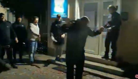 A csendőröknek is elegük lett a szigorból, szerveztek is egy illegális bulikát (VIDEÓval)