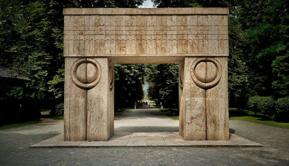 Zsilvásárhely polgármestere szerint a városban álló világhírű Brâncuși-szobrok csak kődarabok