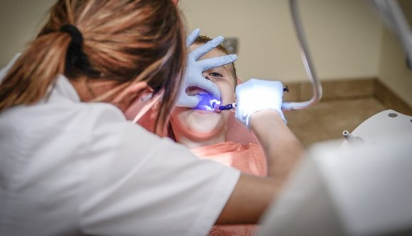 Bármi lehetséges: két álfogorvos öt évig működtetett egy álrendelőt Bukarestben