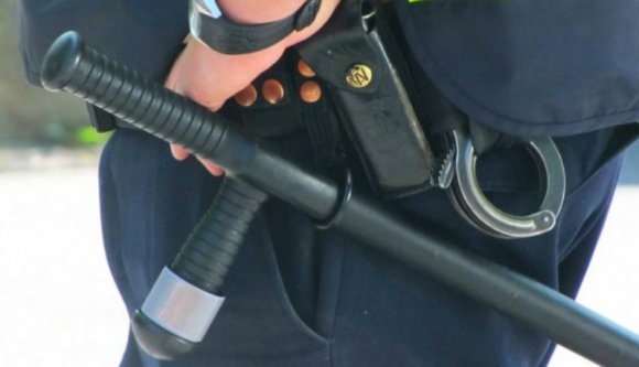 Őrizetbe vettek nyolc rendőrt, amiért megkínoztak két járókelőt, aki beszólt nekik, mert nem viseltek maszkot