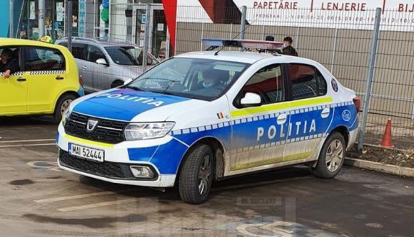 Ez igen: egy rendőrautónak sikerült egyszerre két, mozgássérülteknek fenntartott parkolóhelyet is elfoglalnia