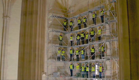 De szép! A Szent Cecília kórus a kolozsvári Szent Mihály templomban. Védőöltözetben, az állványokon! (VIDEÓ)