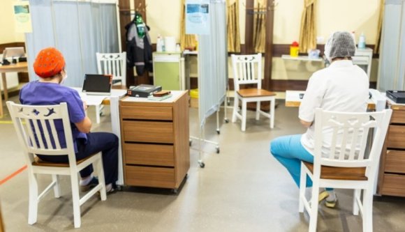 Persze az oltóközpontok személyzetét elfelejtették kifizetni a nagy kampánypörgésben