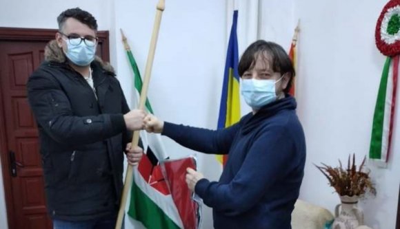 Ilyen is van: egy román férfi bocsánatot kért, amiért megrongált egy magyar zászlót Nagyváradon