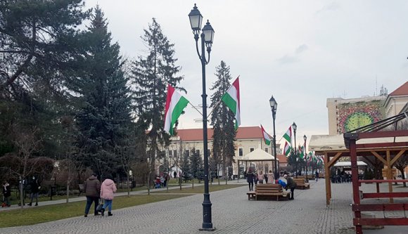 Tízezer lejes büntetés jár a március 15-i piros-fehér-zöldért