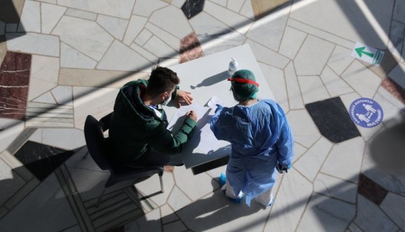 Egy egész focicsapatot ellátott hamis oltásigazolással egy doktornő