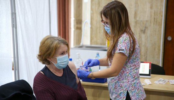 Lassan, de haladnak: már Romániában is beoltottak kétmillió embert