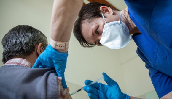 Ezentúl házhoz megy a háziorvos a koronavírus elleni oltással